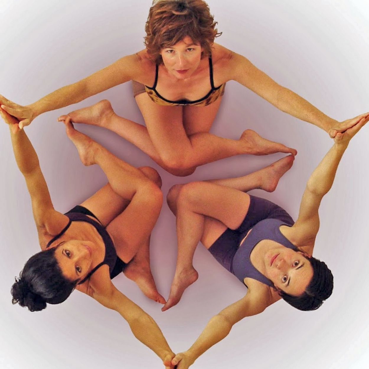 Фото тройничка. Экзотические позы. Позы йоги. Йога для троих. Парная йога.